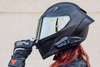 une femme avec un casque moto
