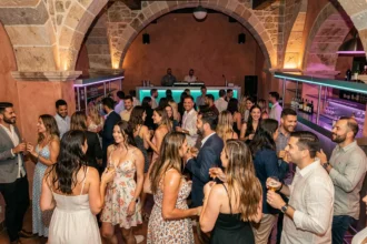 Intérieur animé d'une boîte de nuit en Provence-Alpes-Côte d'Azur avec une piste de danse bondée et une ambiance estivale méditerranéenne