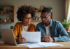 Prêt hypothécaire : avantages, inconvénients et décision à prendre Couple d'adultes examinant des documents de prêt immobilier à la maison
