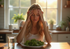 Jeune femme fatiguée au matin dans la cuisine