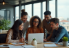 Groupe de jeunes professionnels collaborant dans un bureau parisien
