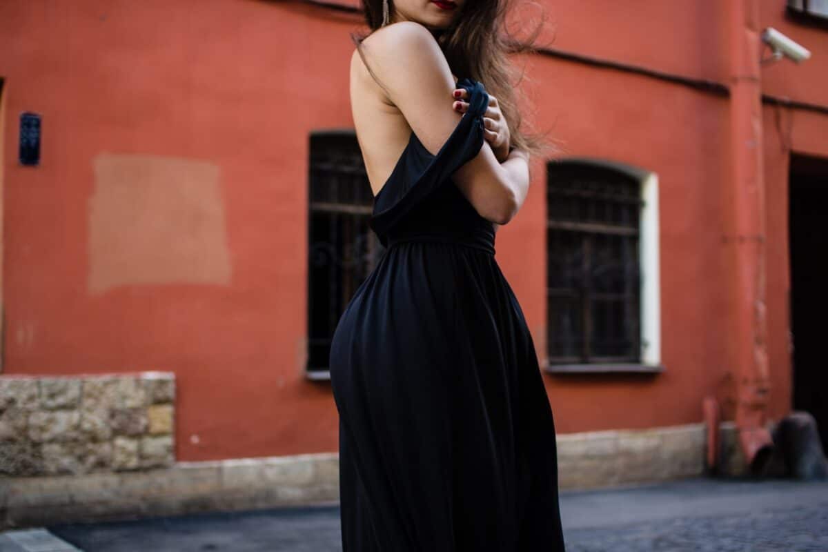 robe noire pour une soirée chic