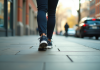 Personne marchant dans la ville en extérieur avec chaussures en mouvement