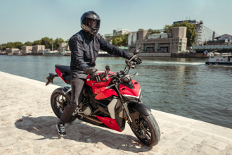 un motard au bord d'un fleuve