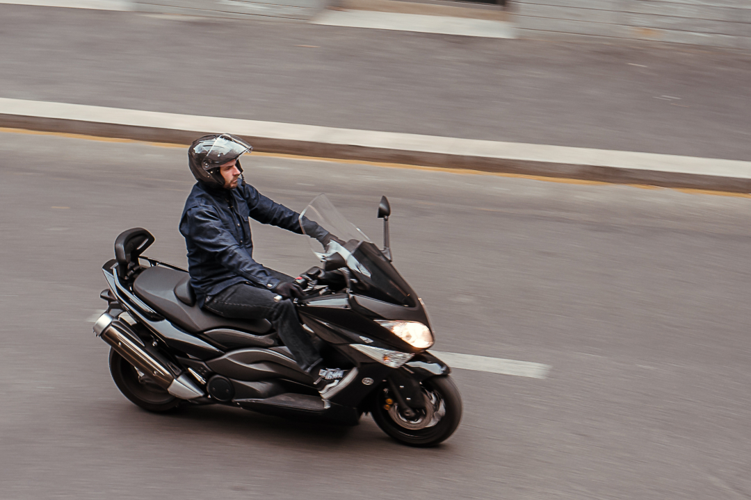motard sur la route
