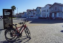 deux vélos garés au bord la page Costa Nova