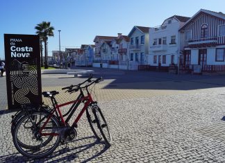 Les paysages du Portugal : une invitation à la découverte en vélo deux vélos garés au bord la page Costa Nova