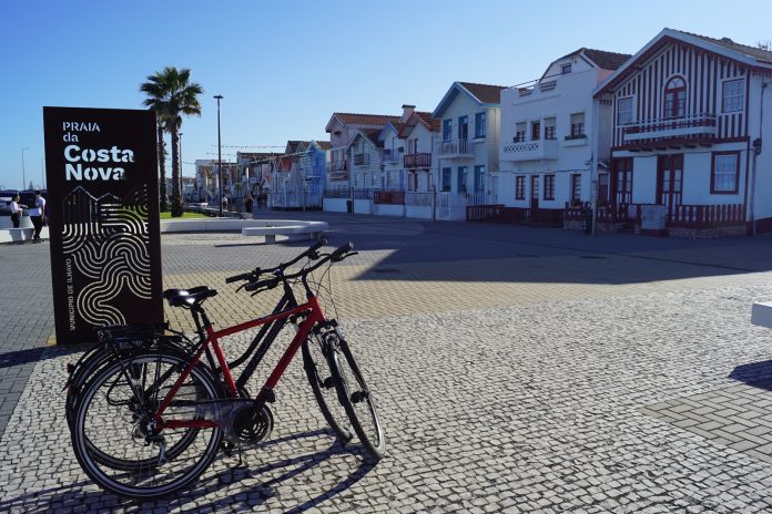 deux vélos garés au bord la page Costa Nova