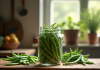 Pot de haricots verts frais sur une table en bois