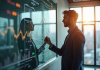 Homme et femme analysant des graphiques financiers dans un bureau lumineux