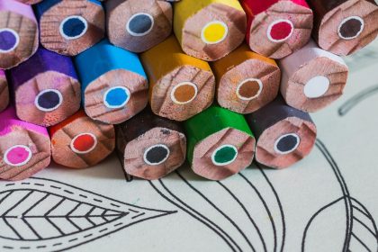 Quand la créativité unit petits et grands, autour d'un coloriage en famille...