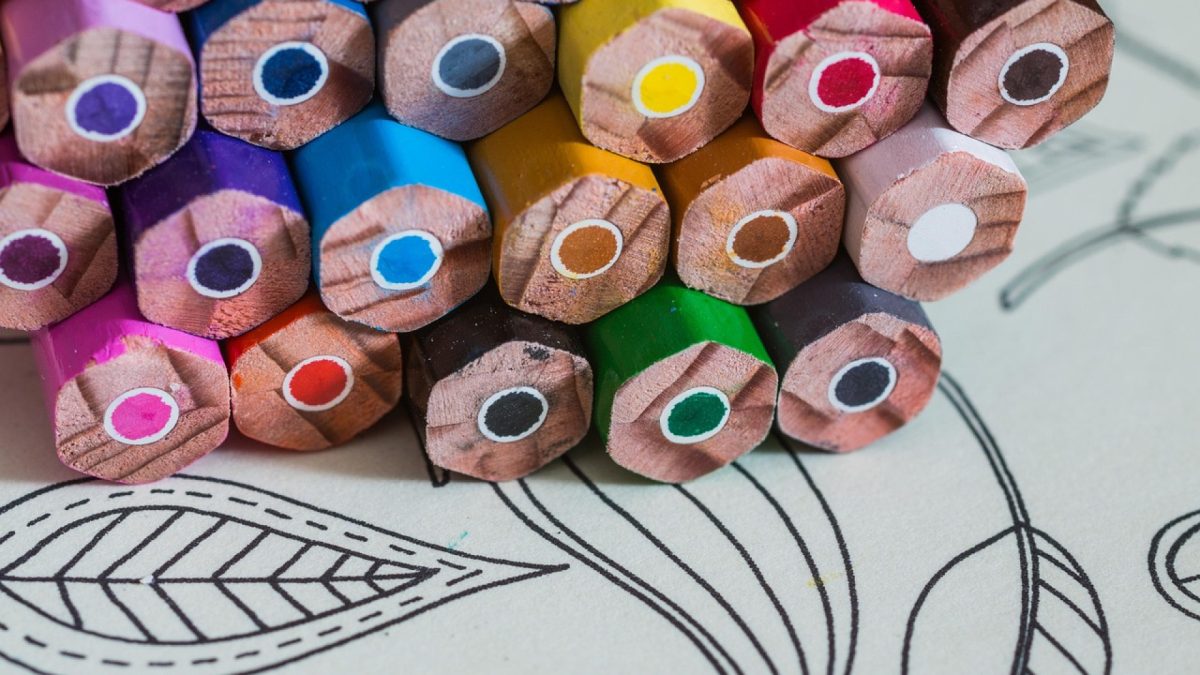 Quand la créativité unit petits et grands, autour d'un coloriage en famille...